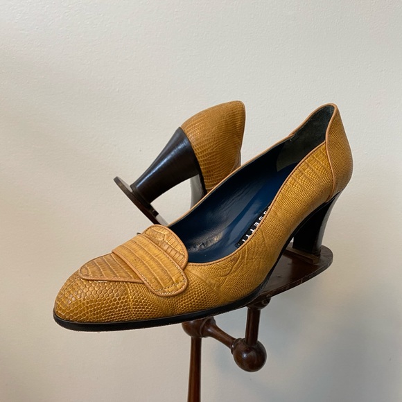 Mustard textured pumps - Picture 2 of 10